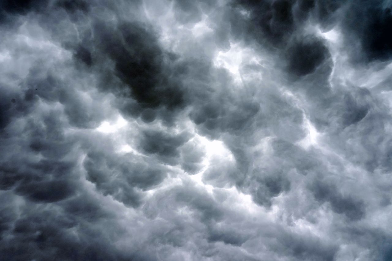 Cielo cubierto de nubes de tormenta grises y oscuras.